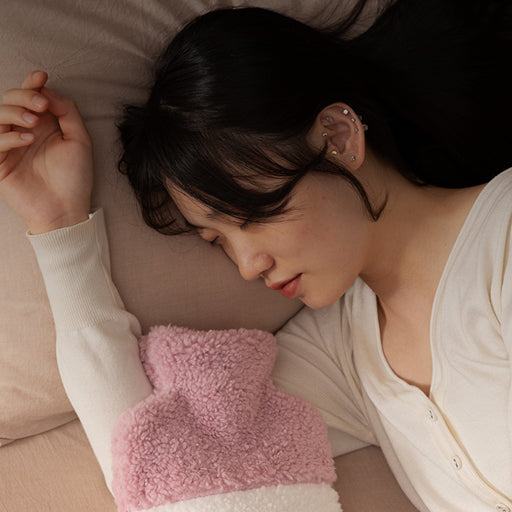 How to Use Hot Water Bottles to Reduce Insomnia Naturally